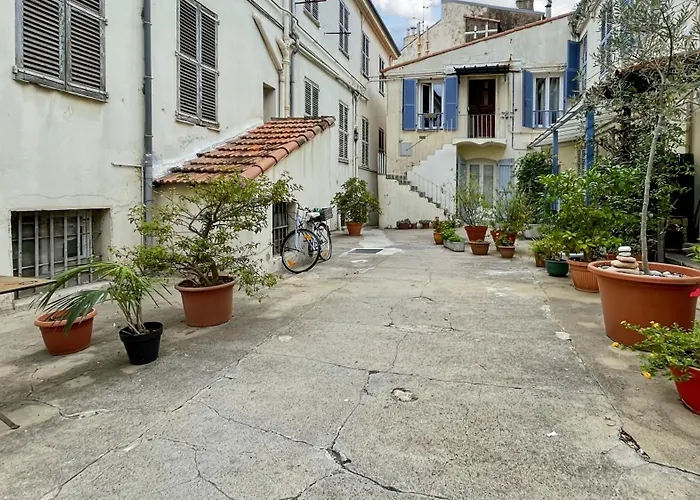 Suquet Near Palais Et Plages Cannes
