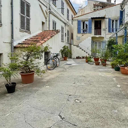 Suquet Near Palais Et Plages Cannes